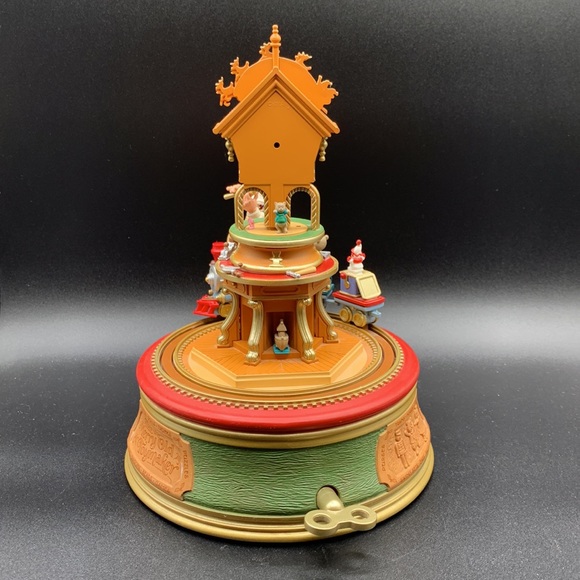 Hallmark Rotating Merry Old Toymaker Train Clock & Toys Music Box TESTED WORKS - Picture 5 of 14